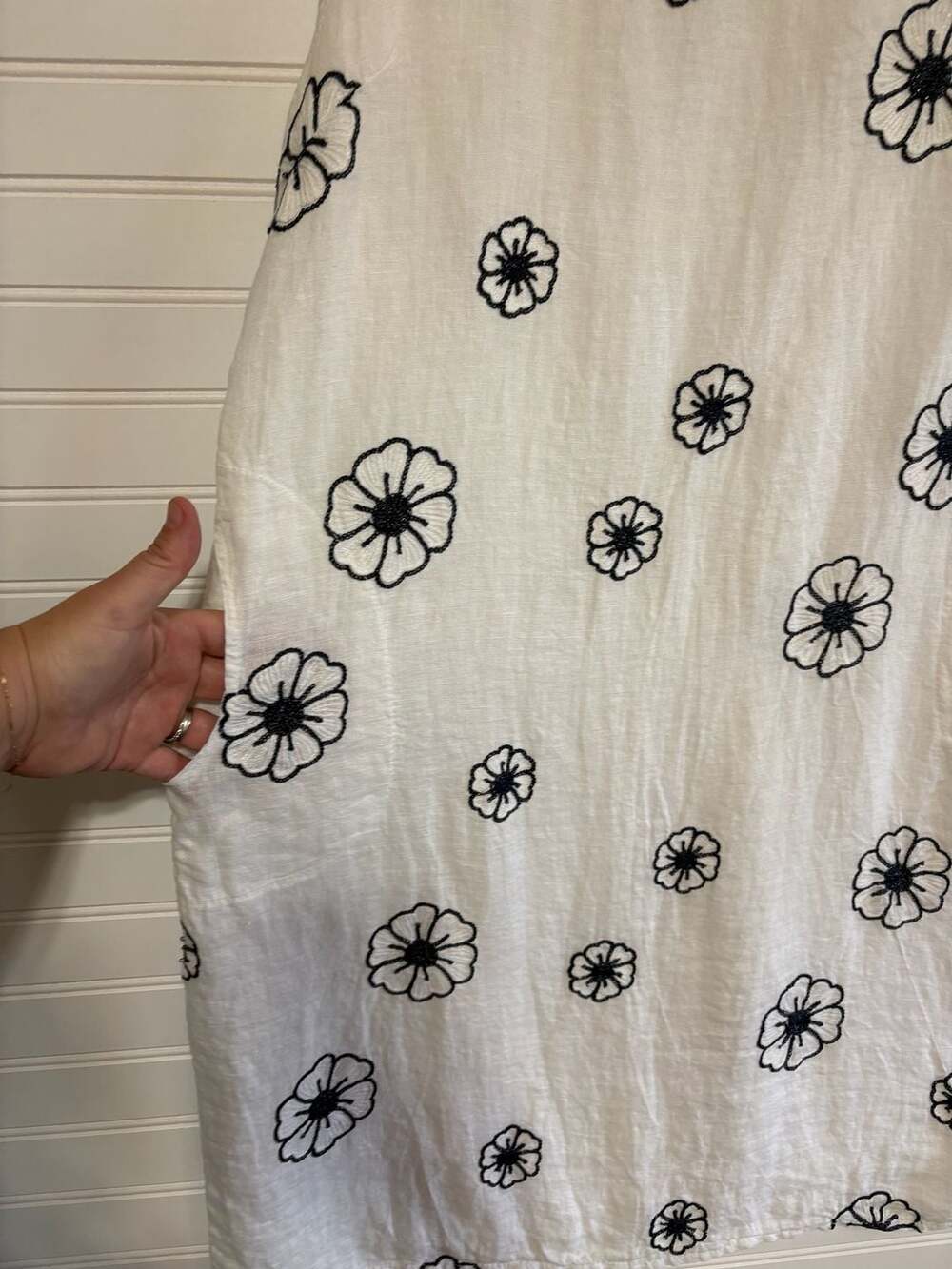Made in Italy White 100% Linen with embroidered flowers Size M - Picture 2 of 8